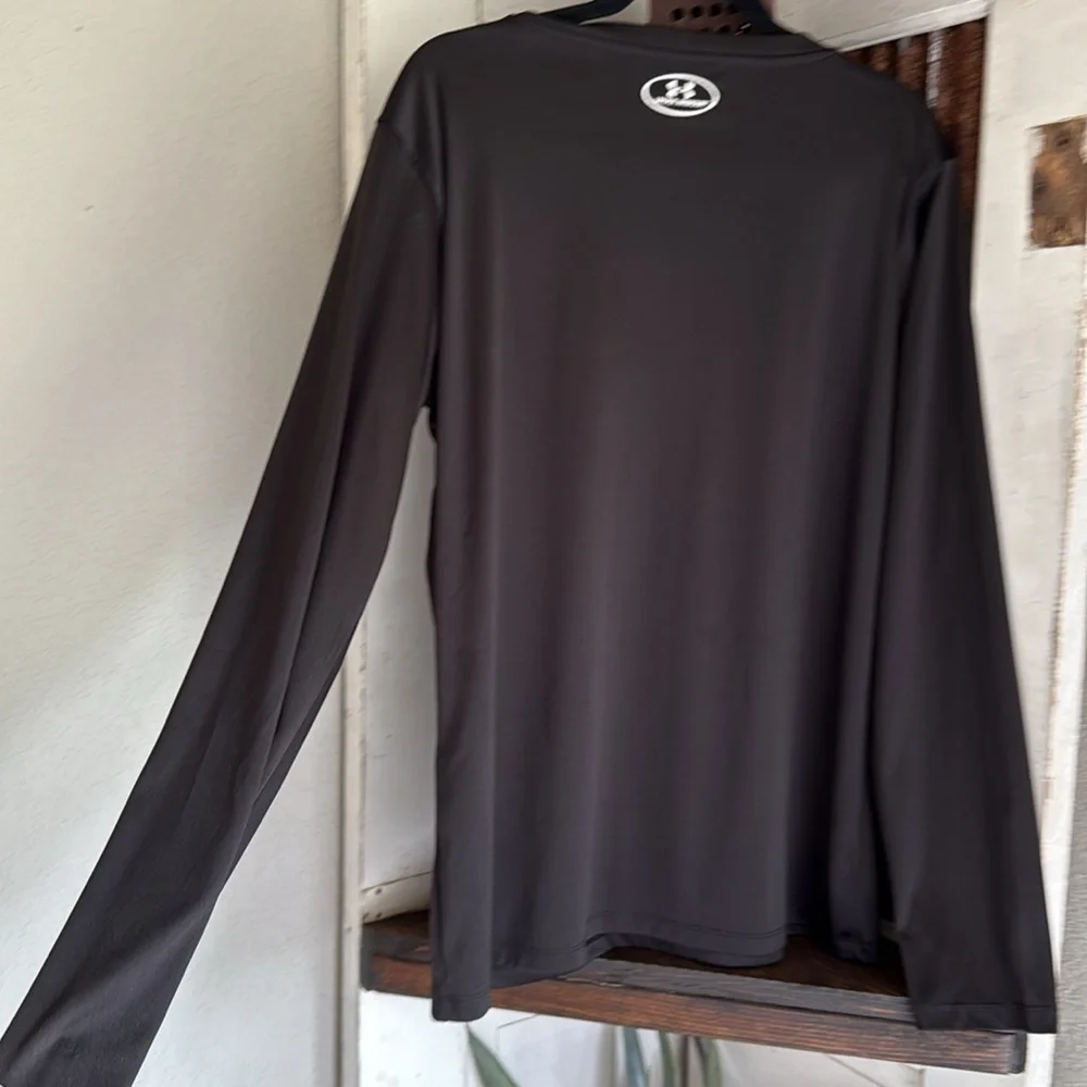 Under Armour women’s  Black Long Sleeve Shirt - Picture 5 of 5
